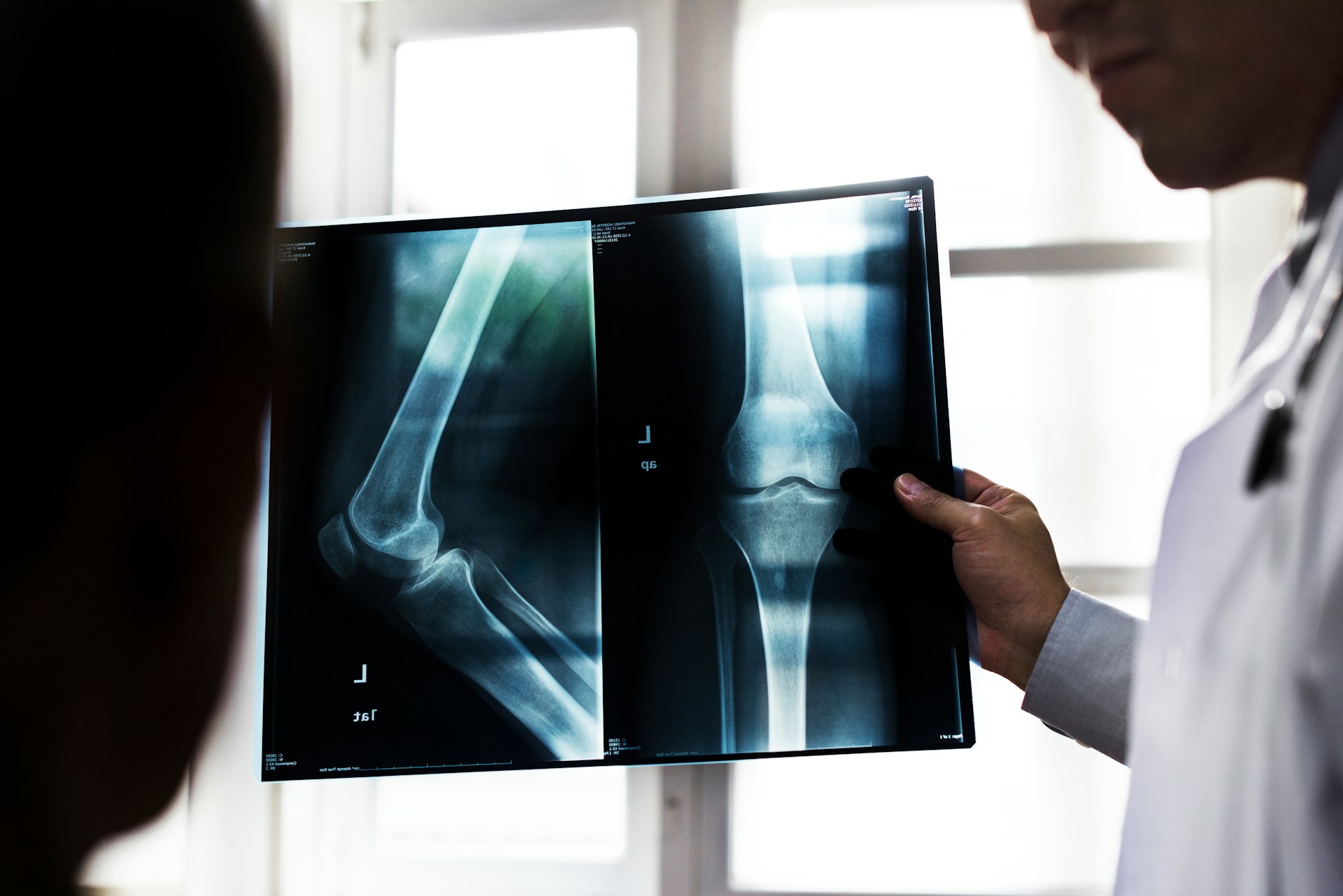 Knee Pain in Weatherford: When You Need Imaging or Specialist Care After Injury