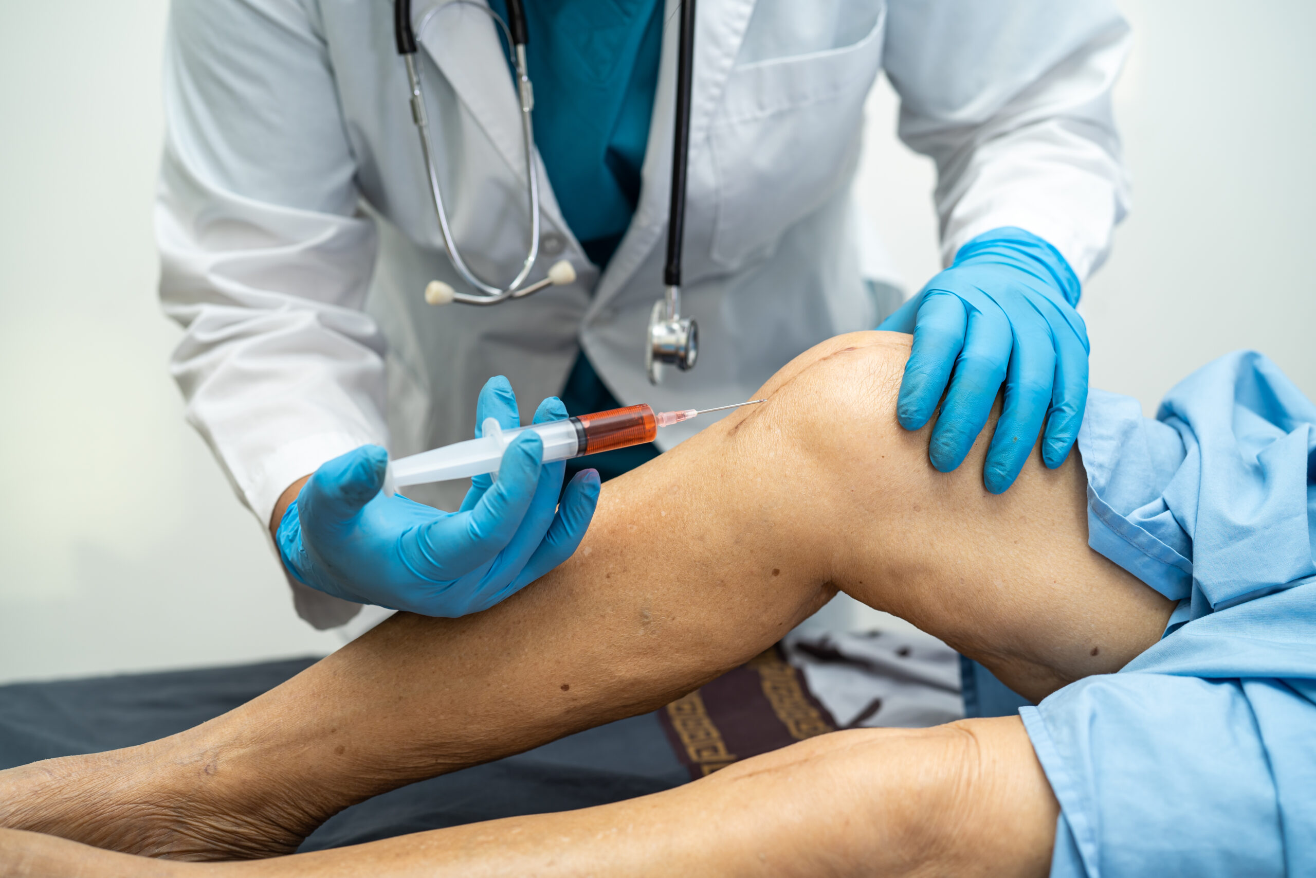 PRP vs. Cortisone for Knee Pain: How Are the Options Different?